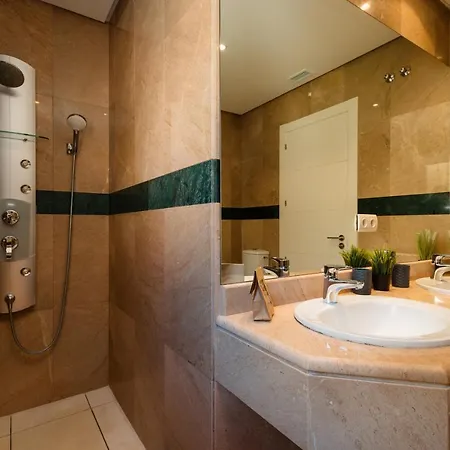 Penthouse With Sea Views In Nueva Andalucia דירה