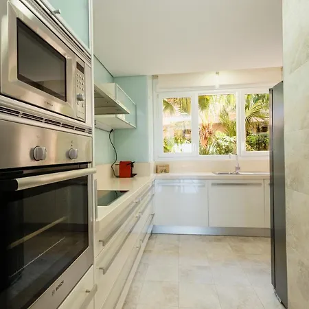 Penthouse With Sea Views In Nueva Andalucia דירה *