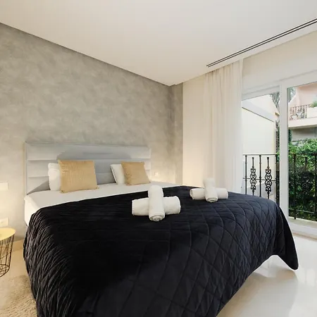 Penthouse With Sea Views In Nueva Andalucia דירה *