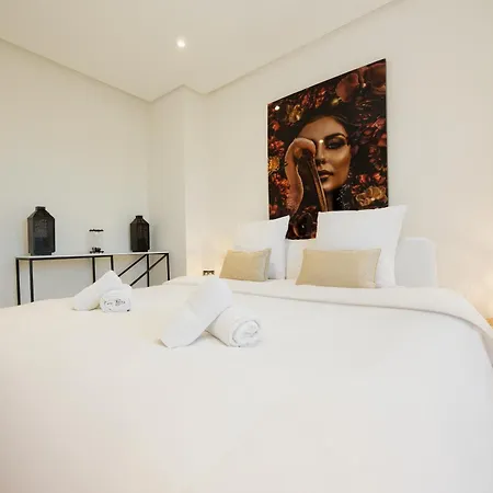 Penthouse With Sea Views In Nueva Andalucia דירה *