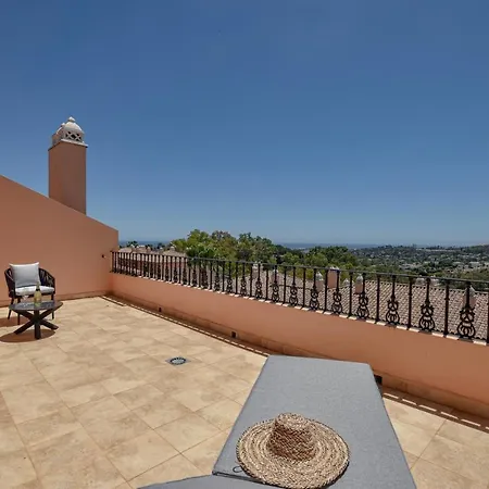 Penthouse With Sea Views In Nueva Andalucia *