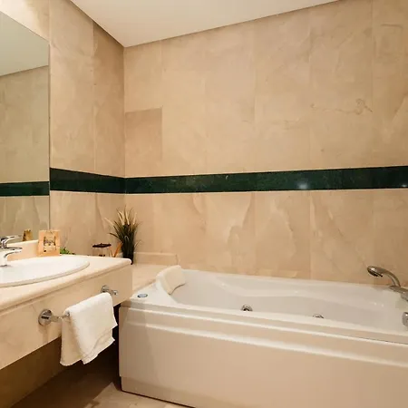 Penthouse With Sea Views In Nueva Andalucia Apartament