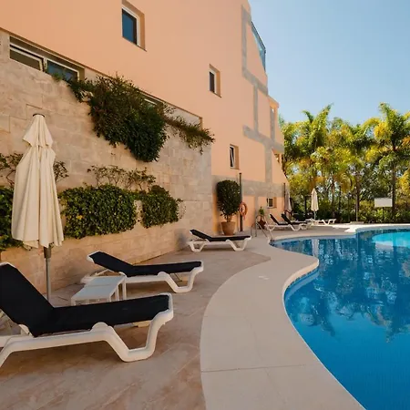 Penthouse With Sea Views In Nueva Andalucia *